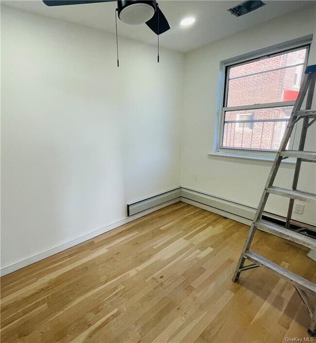 Building Photo - 3028 Kingsbridge Terrace