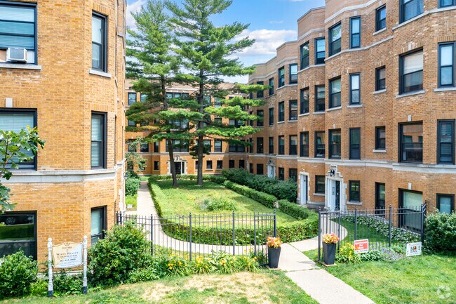 Foto del edificio - Renovated Units Blocks From The Lake and D...