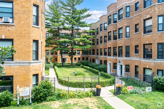 Building Photo - Renovated Units Blocks From The Lake and Downtown Evanston!