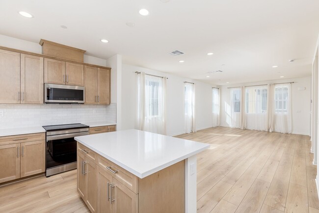 Building Photo - Beautiful 4Br/3.5Ba Townhome - Brand New C...