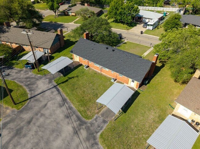 Foto del edificio - AVAILABLE NOW!