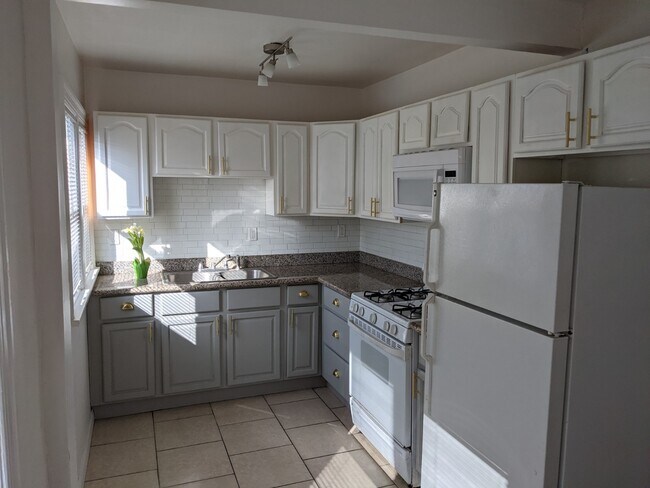 kitchen - 5533 Scoville St