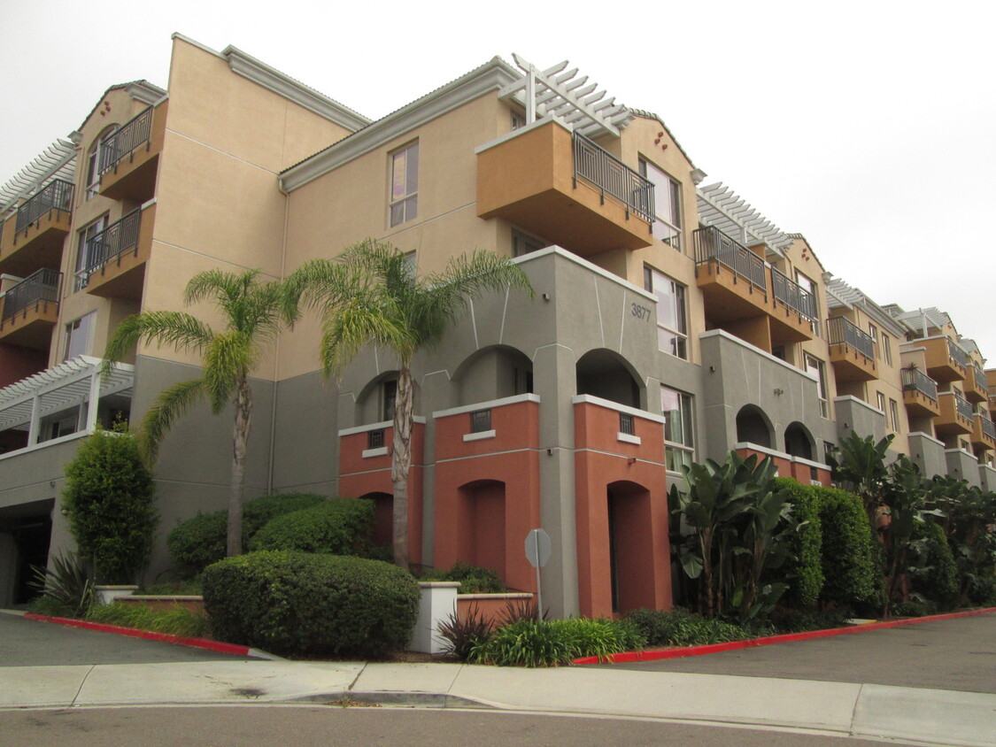 Foto principal - 2BR Carmel Valley Condo - Pell Place