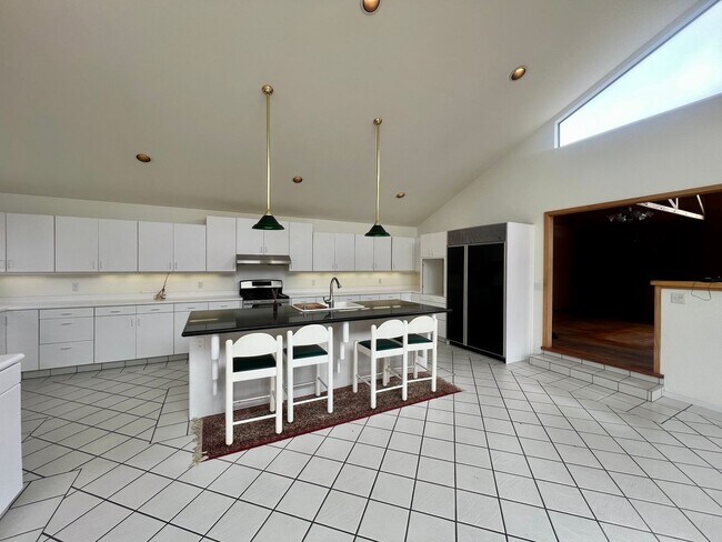 Foto del edificio - Large 4 bedroom 3 bathroom home in Pacific...