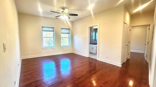 Building Photo - 1145 W Lunt Ave