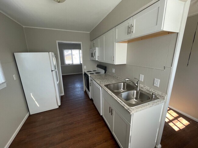 Building Photo - Remodeled 2 bedroom