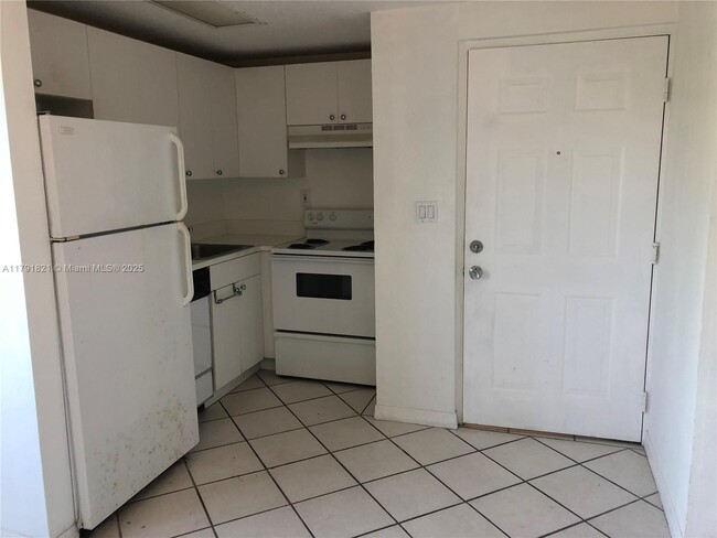 Building Photo - 3051 SW 27th Ave