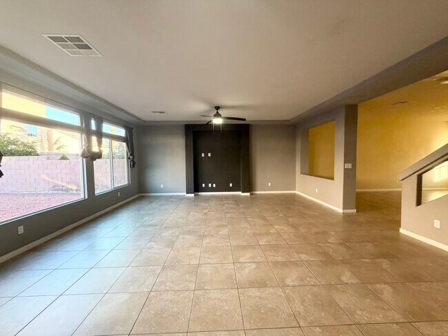 Foto del edificio - Spacious 5-Bed, 2.5-Bath Las Vegas Home with Granite Kitchen & Garage