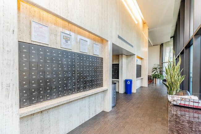 Foto del edificio - 1560 N Sandburg Terrace