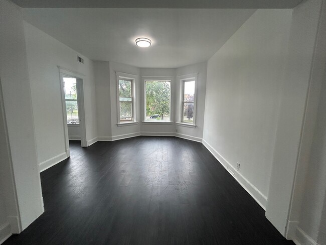 Foto del edificio - 704 W Garfield Blvd