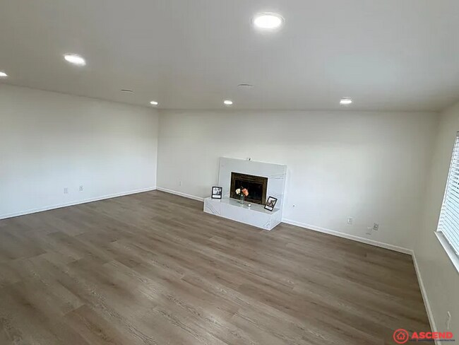 Foto del edificio - Fantastic 3BD/2BA Home in Bakersfield's 93309 — Garage, Gardener Included!