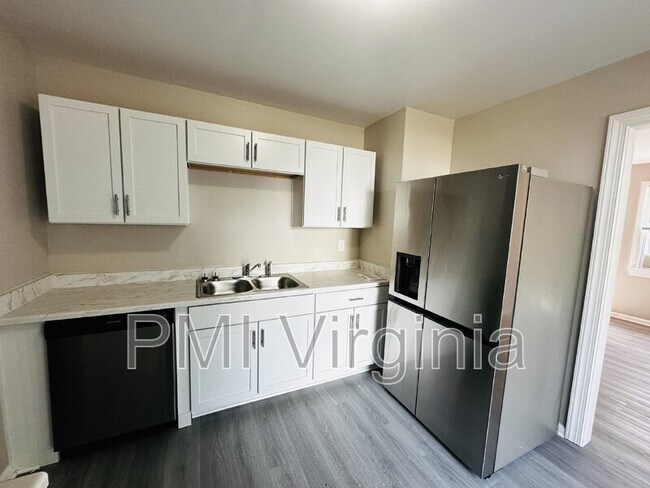 Foto del edificio - 4832 Robin Hood Rd
