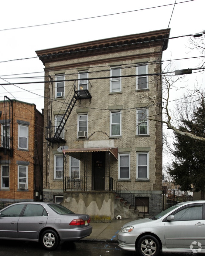 Primary Photo - 110 Lake St