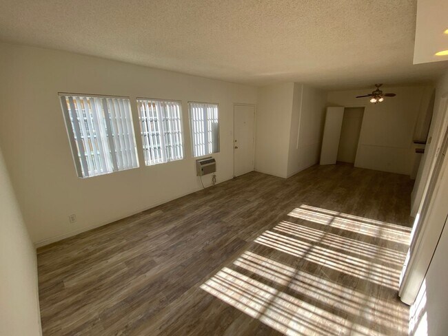 Foto del edificio - 3729 Clarington Ave