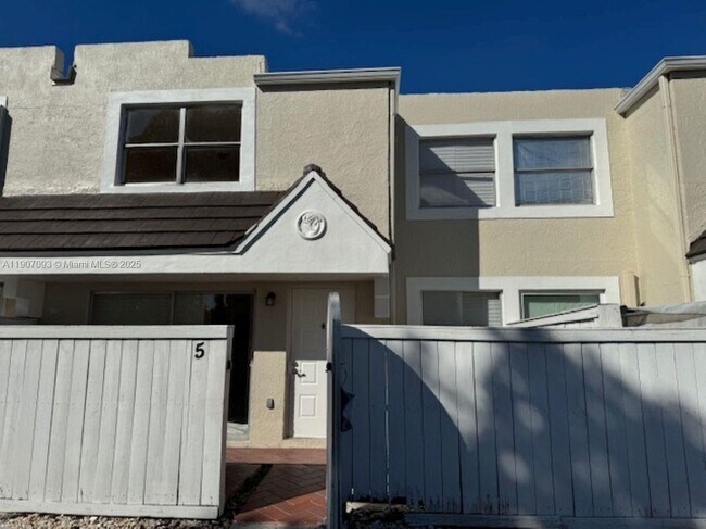 Foto del edificio - 4570 SW 68th Ct Cir