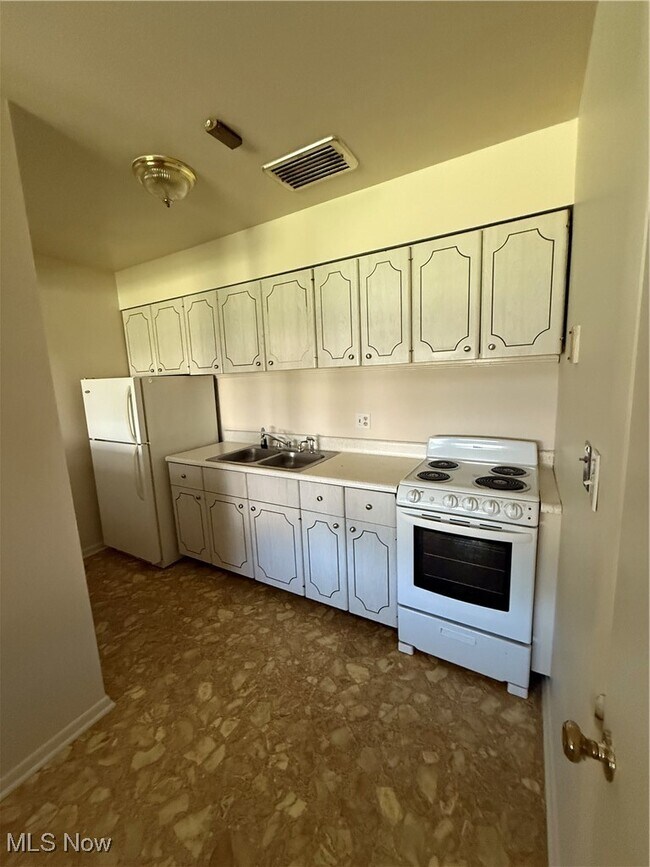 Foto del edificio - 640 Lakeside Dr