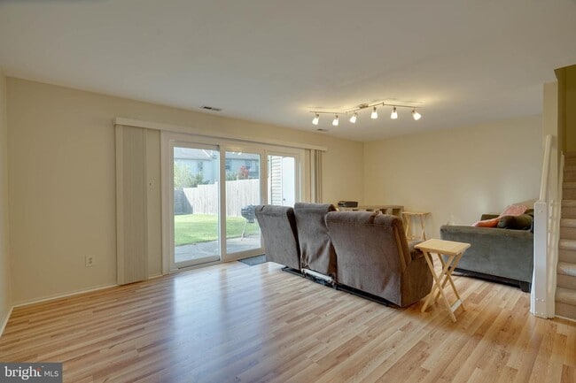 Building Photo - 5005 Red Haven Dr