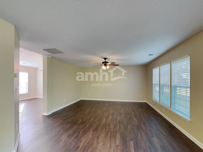 Foto del edificio - 1079 Chapel Creek Rd