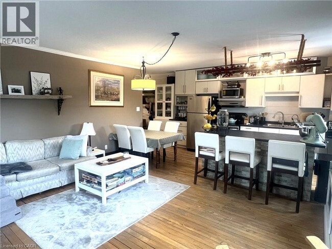 Photo du bâtiment - 51 Woodstock St S