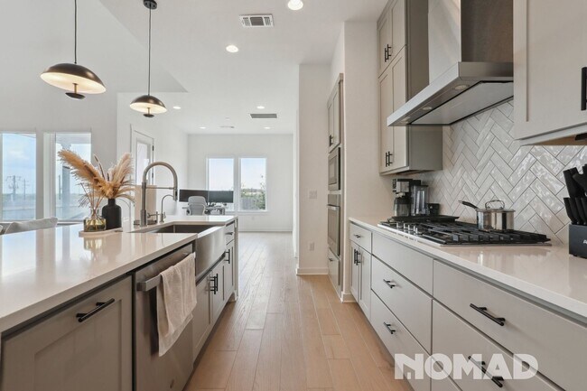 Building Photo - Spacious 5BR House in Buda
