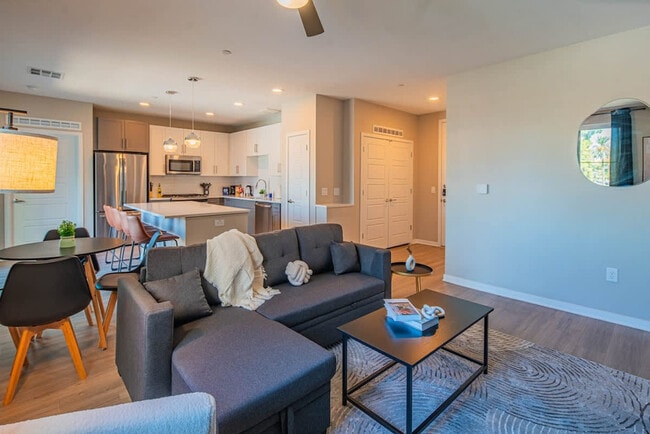 Building Photo - 777 E Stella Ln