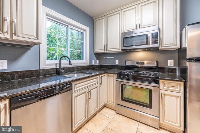 Building Photo - 3726 Holmes Ln
