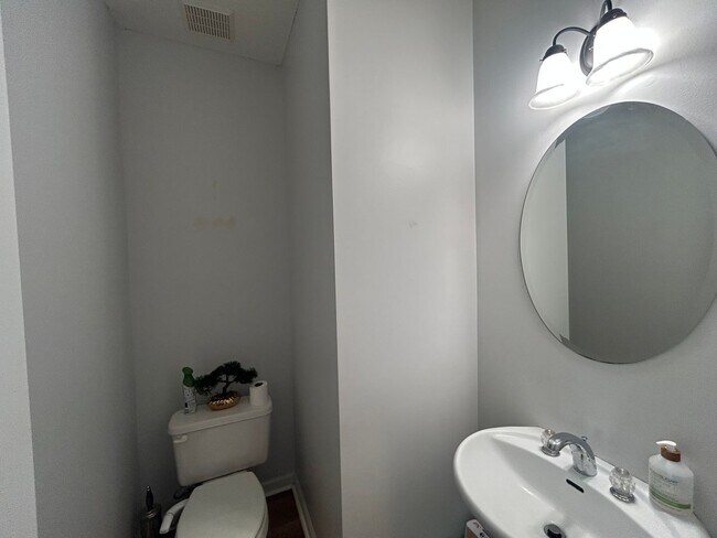 Building Photo - 560 Millbrook Village Dr