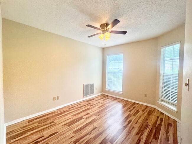 Building Photo - 4466 Parkwood Square
