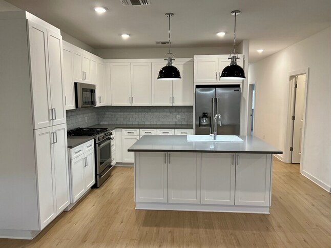 Building Photo - Extra large 4 berm 3.5 bath townhome in Vi...