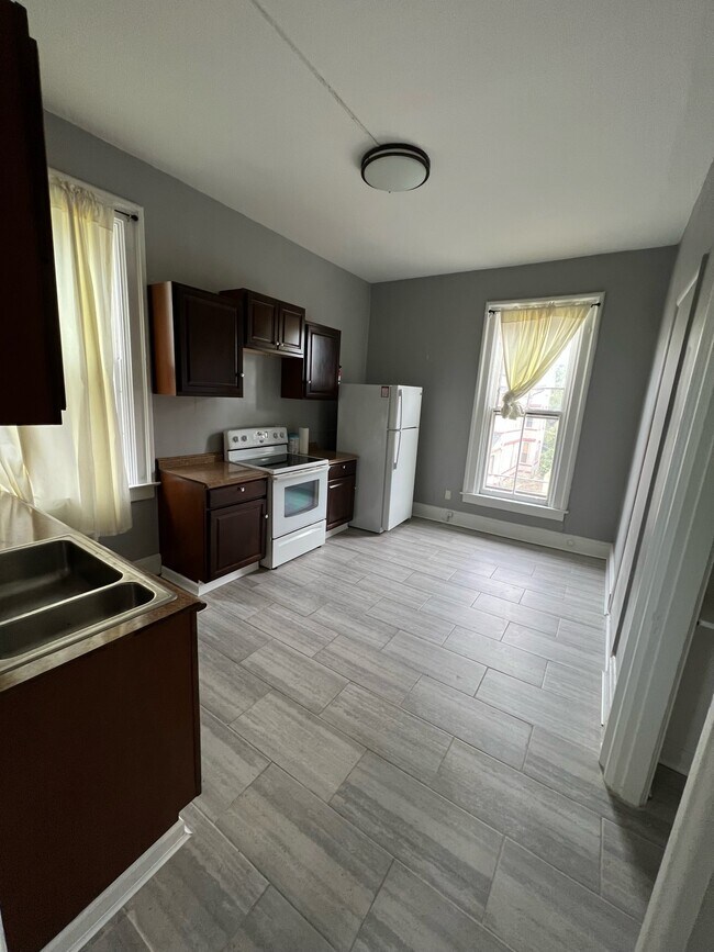 Building Photo - 832 Oak Street