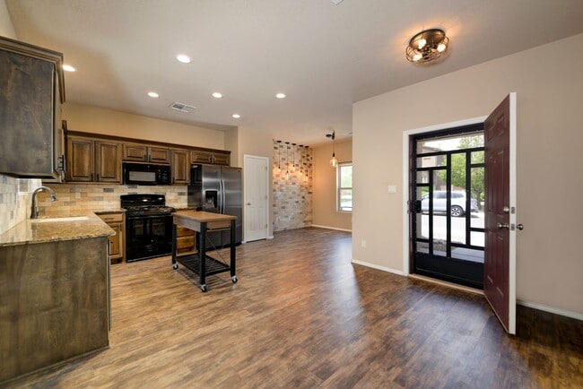 Building Photo - Amazing Three Bedroom - Rio Rancho & Berna...