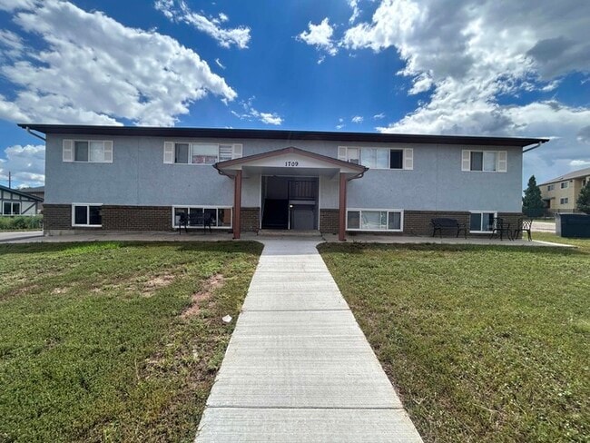 Building Photo - 1709 Hampton S