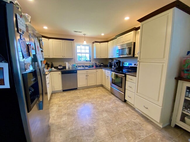 Foto del edificio - Available for the 2026-2027 lease term.