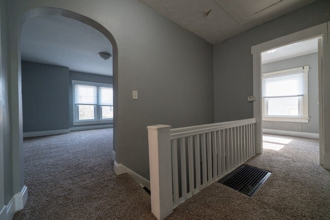 Building Photo - 24 S Hawthorne Ln