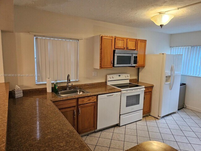 Foto del edificio - 8380 Sands Point Blvd