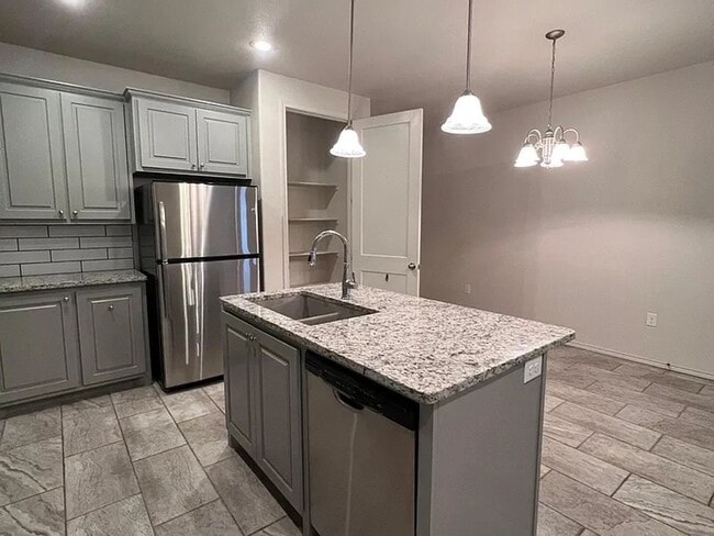 Building Photo - Beautiful 2 bed/2 bath/2 car garage Townhome!