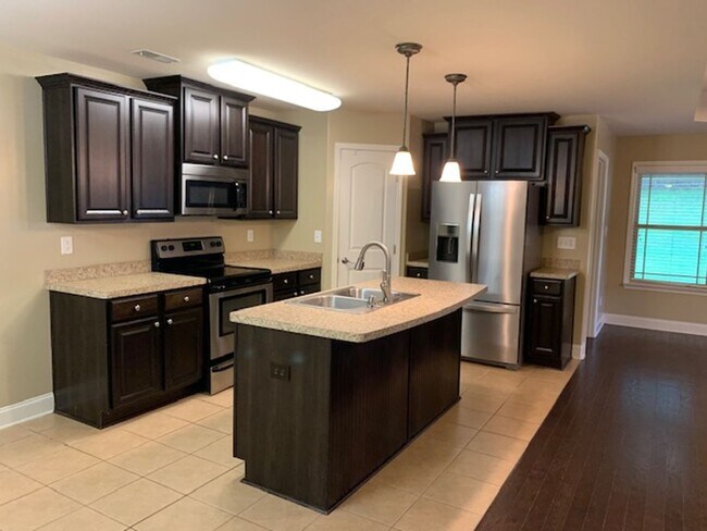 Foto del edificio - COMING SOON 8/8/25-BEAUTIFUL 4/2 BRICK HOM...