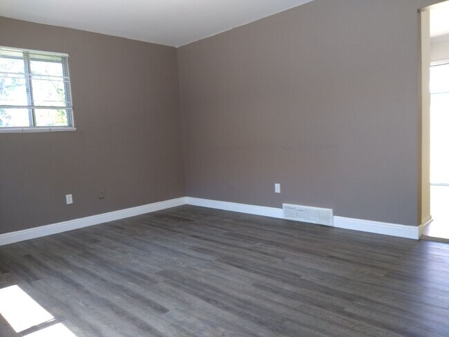 Building Photo - Large 3 Bedroom 1 Bath Duplex