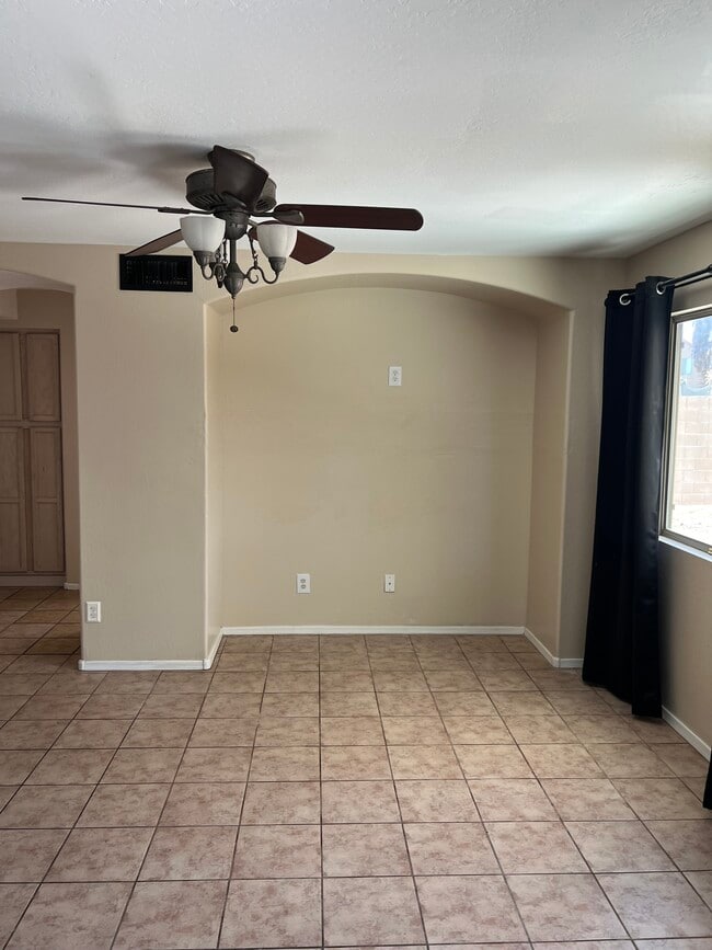 Foto del edificio - 1371 E 10th Pl