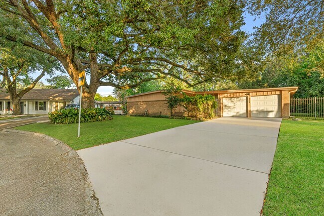 Building Photo - Charming Home with Expansive Backyard on a...