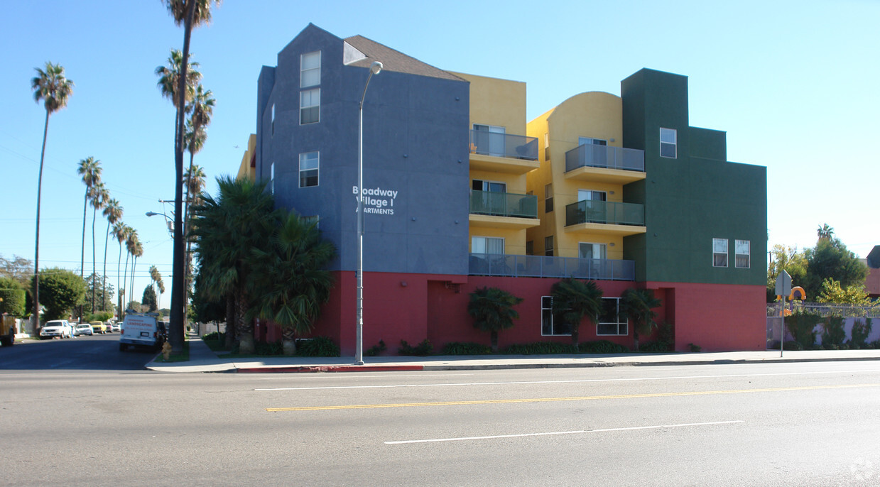 Foto del edificio - Broadway Village I Apartments