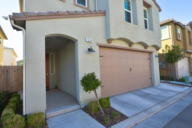 Foto del edificio - Beautiful 3 bed / 2.5 bath near Clovis East