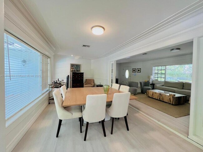 Foto del edificio - 5209 Riviera Dr