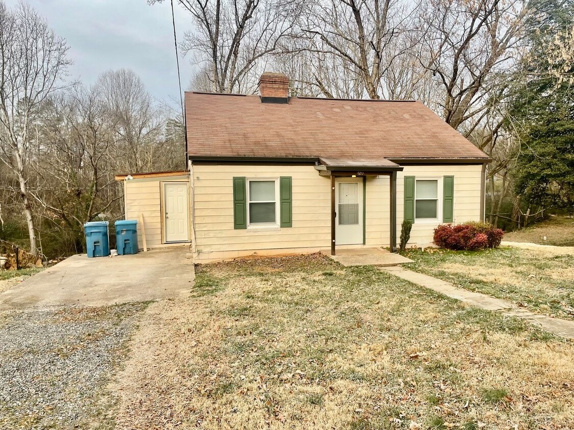 Welcome to this charming 2-bedroom, 1-bathroom home located in the vibrant community of Hickory, NC. - Welcome to this charming 2-bedroom, 1-bathroom home located in the vibrant community of Hickory, NC.