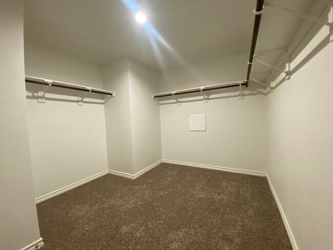 Foto del edificio - NEWER 4 BDRM HOME IN FLOUR BLUFF ISD!