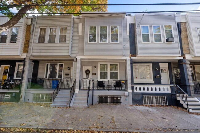 Foto del edificio - Luxurious 3-Bedroom Townhome in Point Breeze! Available NOW!