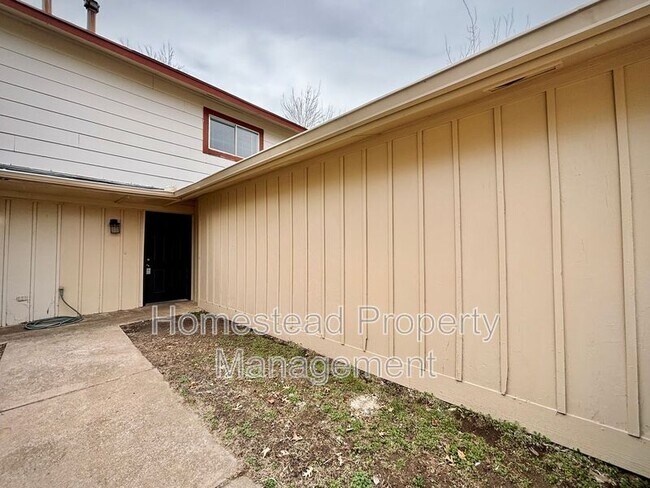 Building Photo - 8400 Candlewood Dr