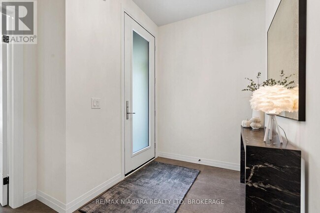 Building Photo - 300 Richmond St