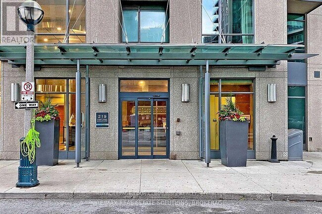 Building Photo - 219-1219 Fort York Blvd