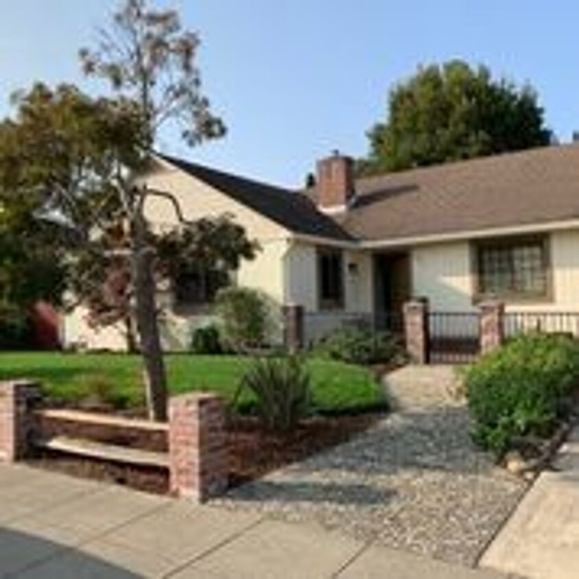 Primary Photo - Indoor/outdoor living, spacious 4/2 on a q...